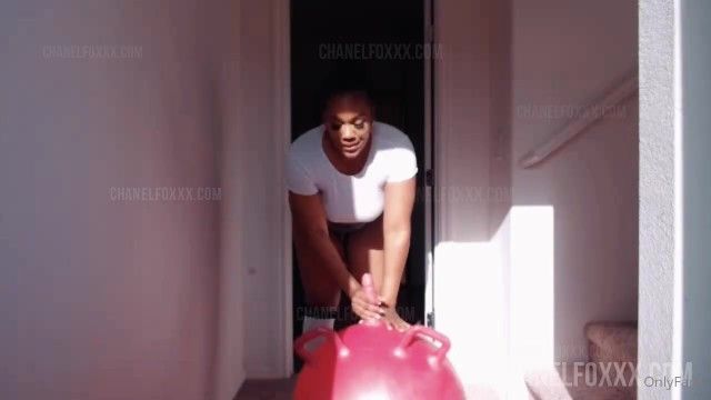 Hawt onlyfan modelo bouncy ball vibrator ride